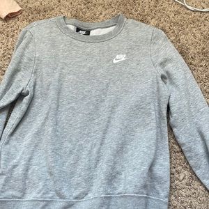 gray nike sweatshirt